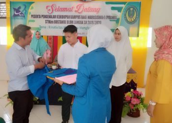 Memakai Jas Almamater