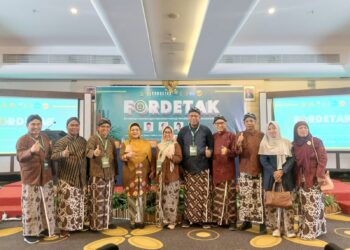 Pakai Baju Lurik Jawa