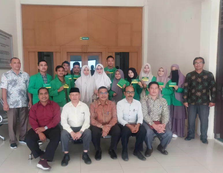 melakukan penyerahan beasiswa Aceh Caroeng untuk mahasiswa