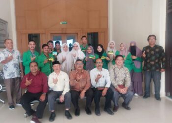 melakukan penyerahan beasiswa Aceh Caroeng untuk mahasiswa