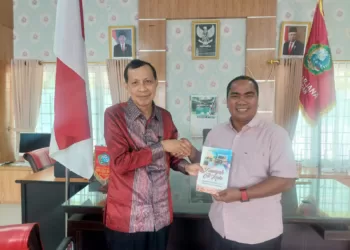 Hadiahkan buku Zawiyah Cot Kala