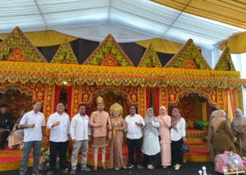 Hadiri Pesta Pernikahan Dosen FTIK