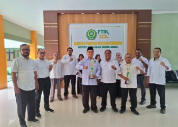 Serahkan Piala Sang Juara