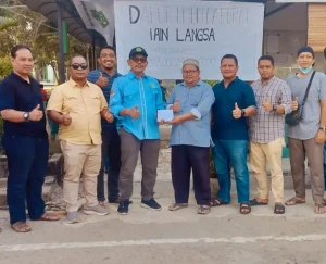 Simbolis serahkan bantuan